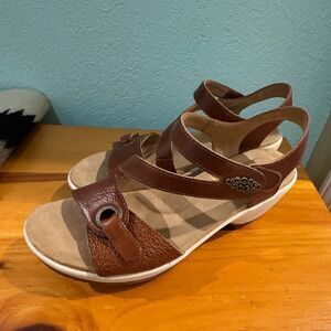 Halsa Footwear Brown Strappy Sandals, LIKE NEW, size 9m.